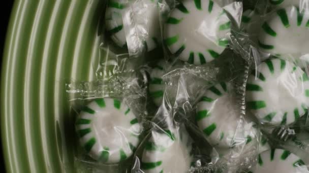 Colpo rotante di menta verde caramelle dure — Video Stock