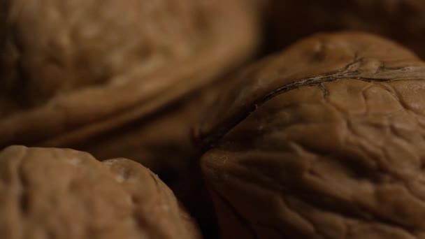 Tiro rotativo de nozes em suas conchas em uma superfície branca — Vídeo de Stock