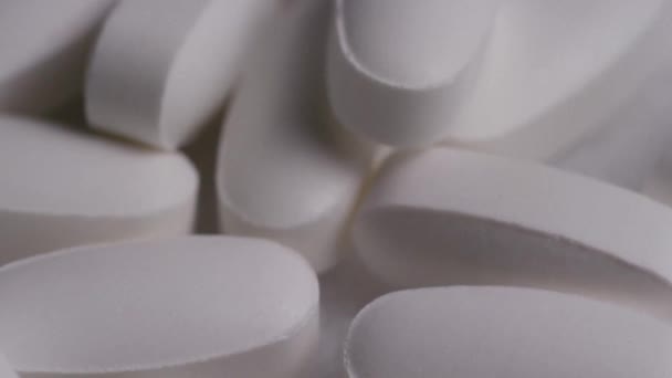 Вращающиеся кадры из инвентаря с витаминами и таблетками — стоковое видео