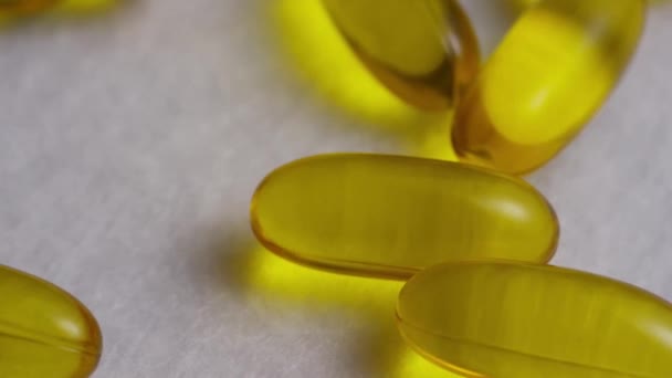 Вращающиеся кадры из инвентаря с витаминами и таблетками — стоковое видео