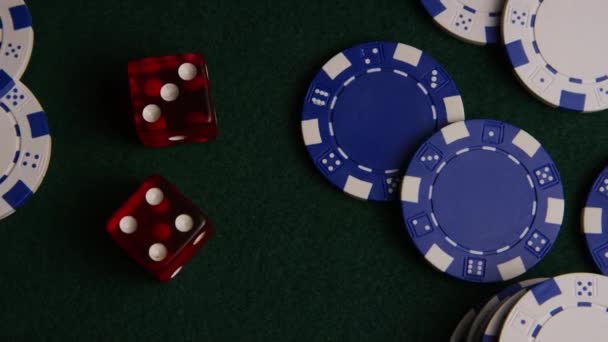 Tiro rotativo de cartas de poker e fichas de poker em uma superfície de feltro verde — Vídeo de Stock