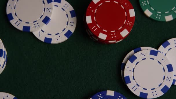 Περιστρεφόμενη βολή από κάρτες πόκερ και μάρκες πόκερ σε μια καταπράσινη επιφάνεια — Αρχείο Βίντεο