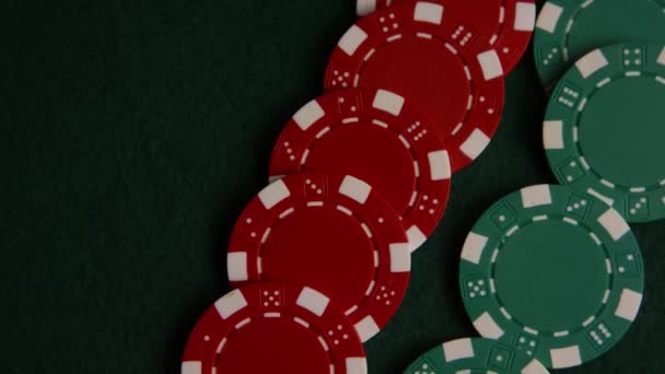 在绿色毛毡表面上旋转的扑克牌和扑克筹码的镜头 — 图库视频影像