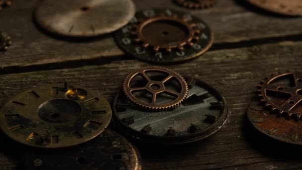 Imagens rotativas de imagens de relógios antigos e intemperizados — Vídeo de Stock