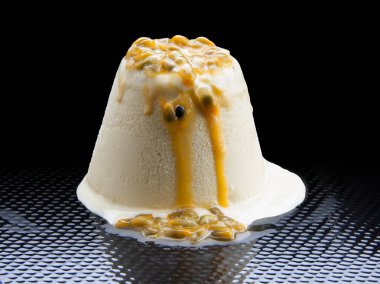 Ev yapımı dondurma semifreddo. Ananas blokları ile