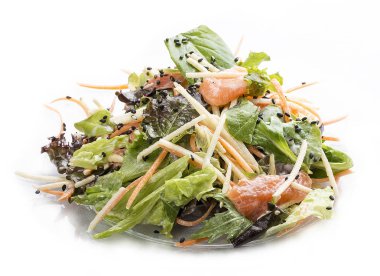 Somon ve istiridye sosu ile sebzeli salata. Asya öğle yemeği