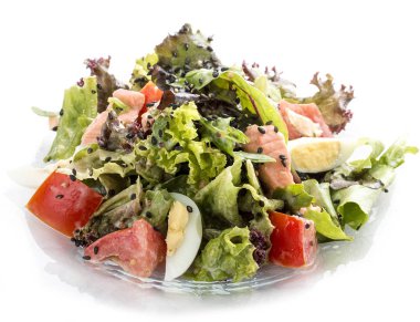 Somon ve istiridye sosu ile sebzeli salata. Asya öğle yemeği