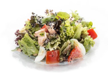 Somon ve istiridye sosu ile sebzeli salata. Asya öğle yemeği