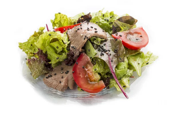 Salade de veau grillé au sésame noir avec vinaigrette aux huîtres . — Photo