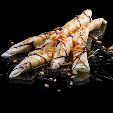 Siyah bir arka planda Italyan peyniri krem ile pancake