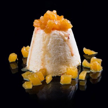 Ev yapımı dondurma semifreddo. Ananas blokları ile