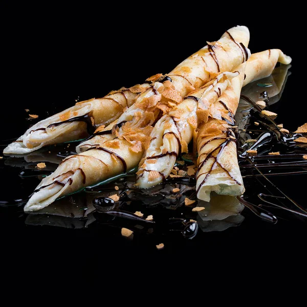 Panquecas com creme de queijo italiano em um fundo preto — Fotografia de Stock