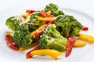 Sebze ve fıstık ile diyet brokoli. Beyaz bir plaka üzerinde.