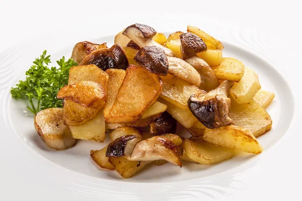 Batatas fritas com cogumelos em uma chapa branca . — Fotografia de Stock
