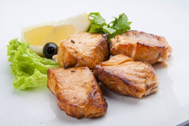 Catfish kebap, yeşil ile Şiş balık 