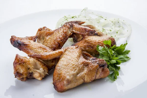 Sayap ayam panggang di piring putih — Stok Foto