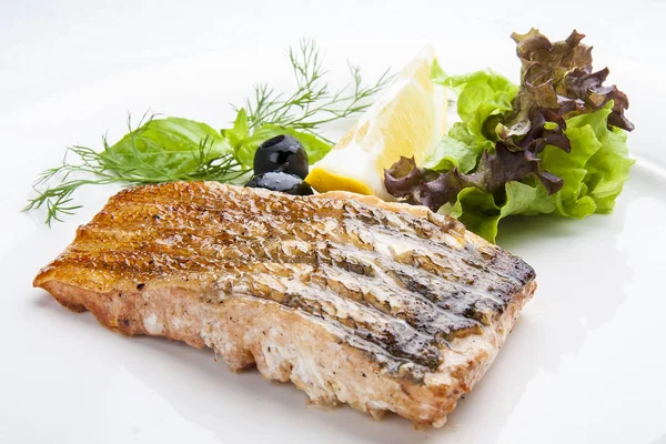 Beyaz plaka üzerinde pikeperch biftek