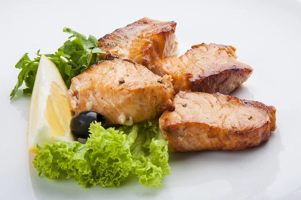 Kebab z ryb, skewered ryby z zielonym — Zdjęcie stockowe