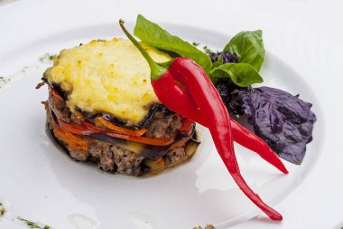 Beyaz plaka üzerinde kuzu Musakka