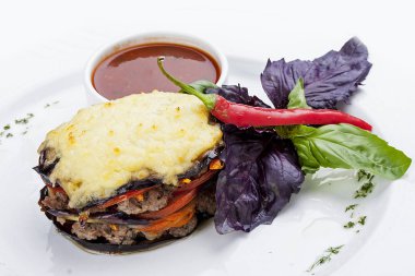 Beyaz plaka üzerinde kuzu Musakka