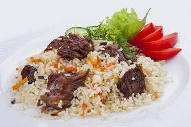 Beyaz plaka üzerinde Azerbaycan tarzında pilavı