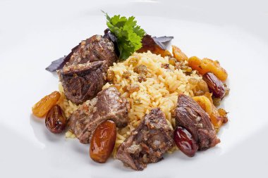 Beyaz plaka üzerinde özbek tarzında pilavı