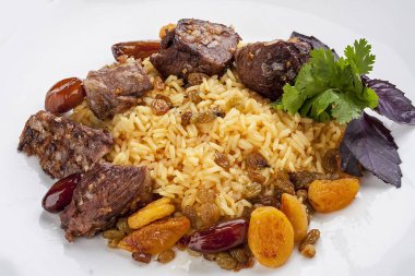 Beyaz plaka üzerinde özbek tarzında pilavı