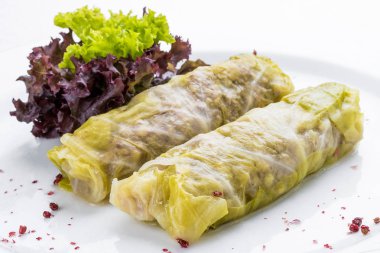 Beyaz plaka üzerinde et ve sebze ile lahana Rolls