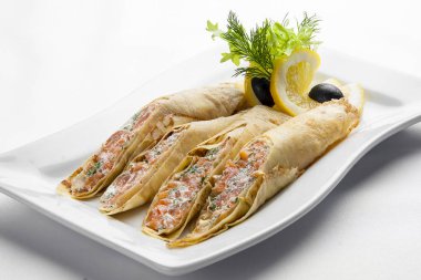 Beyaz plaka üzerinde somon ve krem peyniri ile pancake