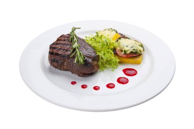 Izgara sebzeler ve omlet ile biftek. 