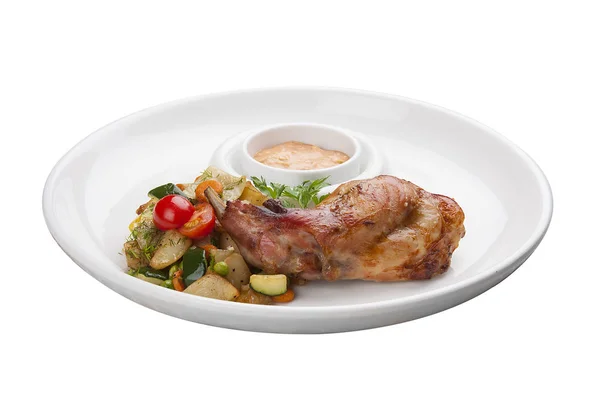 Chicken leg with baked vegetables. On a white plate — Stock Photo, Image