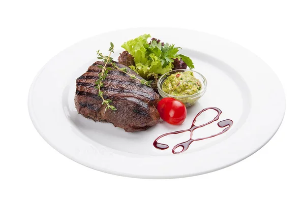 Carne de res con salsa Guacamole. En un plato blanco —  Fotos de Stock