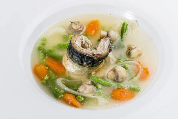 Sup ikan dengan makarel dan sayuran. Pada latar belakang putih — Stok Foto