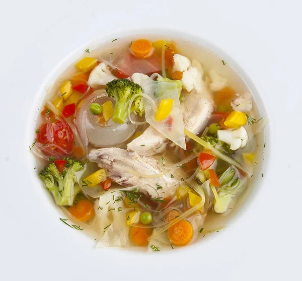 Zupa warzywna z kurczakiem. Na białym tle — Zdjęcie stockowe