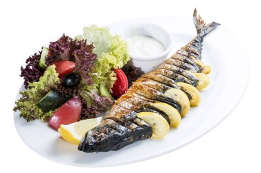 Limon ile pişmiş uskumru. Beyaz bir plaka üzerinde