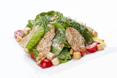 Beyaz tabakta tavuklu Sezar salatası