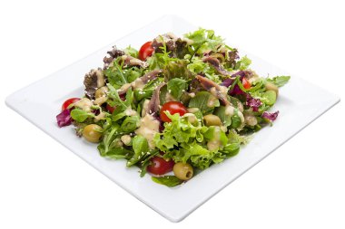 Beyaz plaka üzerinde anhoviler ve sebzeler ile salata