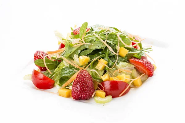Ensalada de verano con fresas y tomates. En un plato blanco —  Fotos de Stock