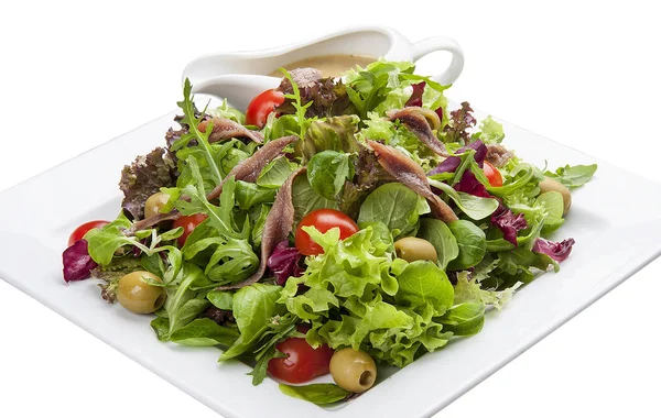 Ensalada con anchoas y verduras en un plato blanco —  Fotos de Stock