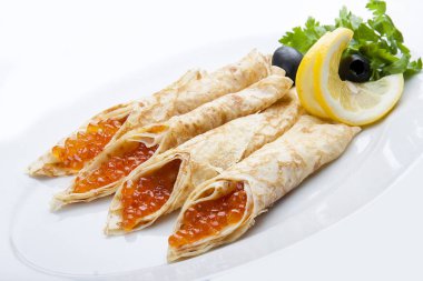 beyaz zemin üzerine kırmızı havyar ile Pancakes. 