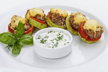 Et ve peynirle doldurulmuş kabaklar. 