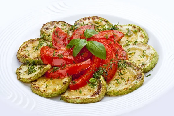 Abobrinha frita com tomates em uma placa branca — Fotografia de Stock