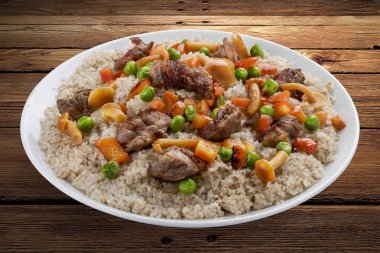 Domuz eti ve orman mantarı ile arpa lapası