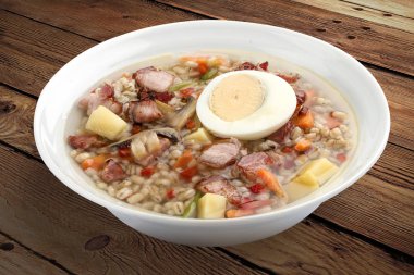 Pastırma ve yumurtaile inci çorbası. Ahşap bir arka plan üzerinde