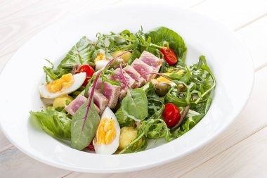 Hamsi soslu ton balığı ile Nisuaz salatası