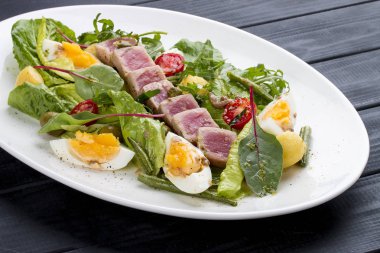 Hamsi soslu ton balığı ile Nisuaz salatası