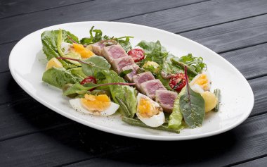 Hamsi soslu ton balığı ile Nisuaz salatası