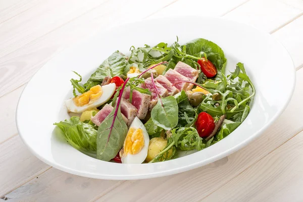 Nisuaz-Salat mit Thunfisch mit Sardellen-Sauce — Stockfoto