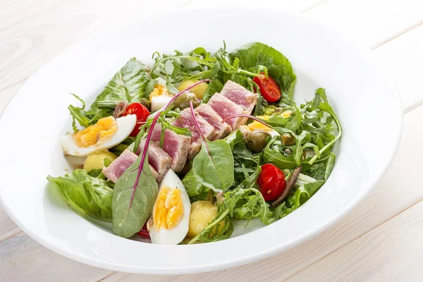 Nisuaz-Salat mit Thunfisch mit Sardellen-Sauce — Stockfoto