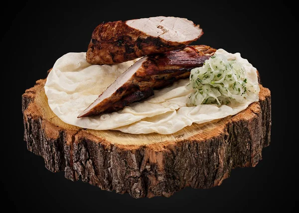 Kebab de lombo de porco em uma fatia de madeira — Fotografia de Stock
